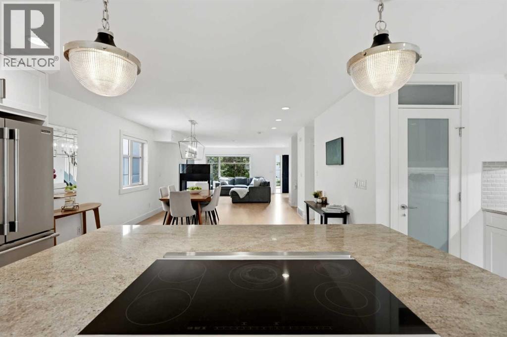 2040 31 Avenue SW — photo 14