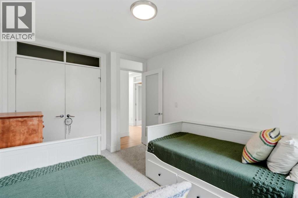 2040 31 Avenue SW — photo 38