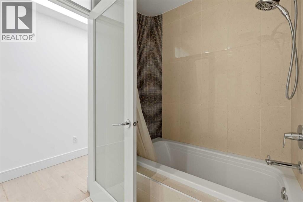 2040 31 Avenue SW — photo 36