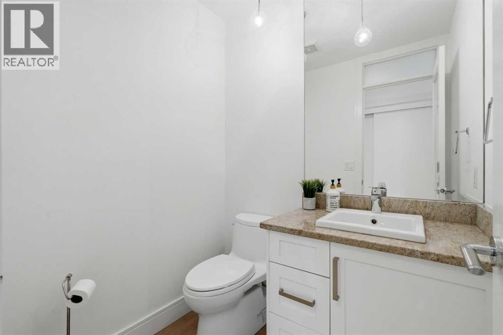 2040 31 Avenue SW — photo 11