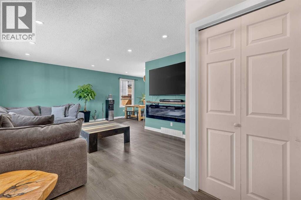24 Penworth Crescent SE — photo 4
