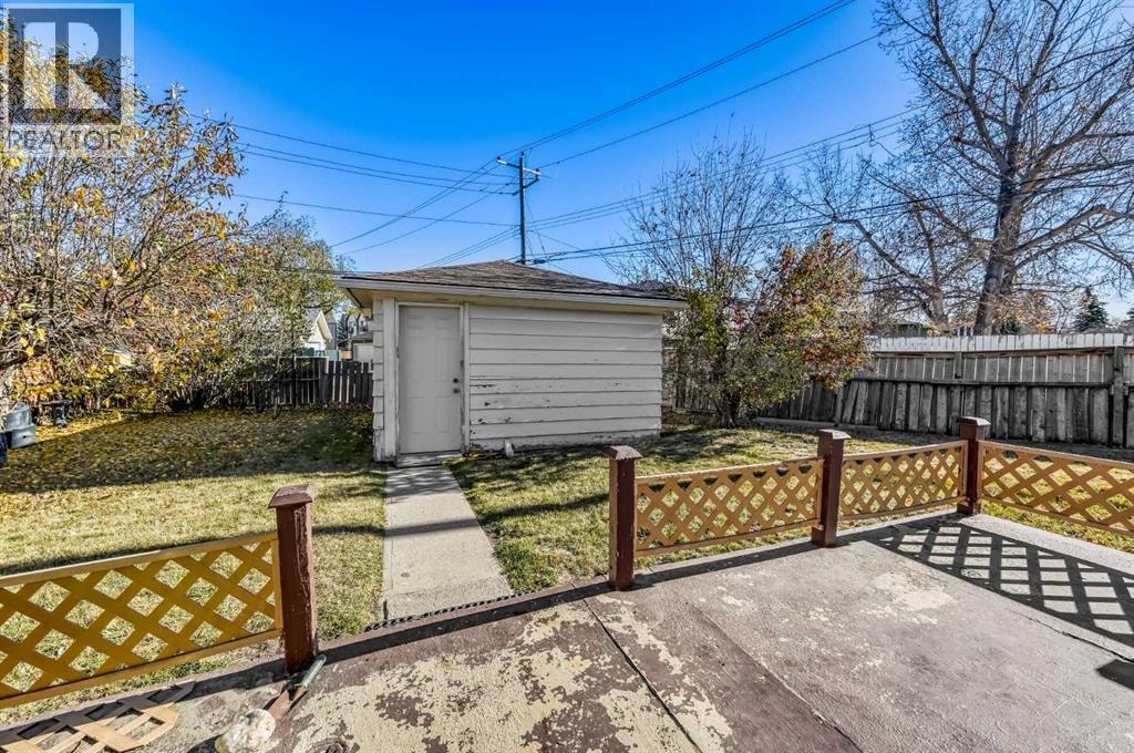 3452 37 Street SW — photo 2