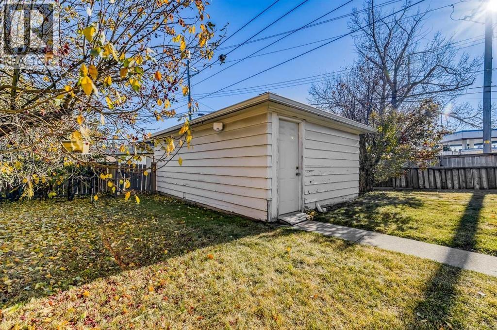 3452 37 Street SW — photo 3