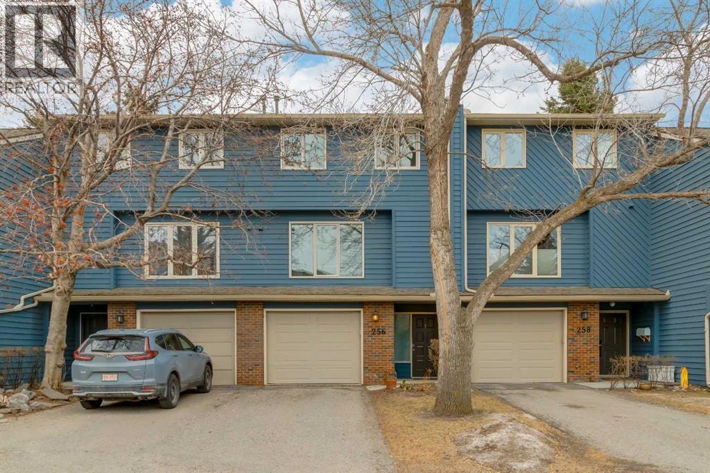 256 Point Mckay Terrace NW — photo 1