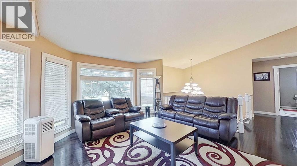 109 Edgebrook Gardens NW — photo 5