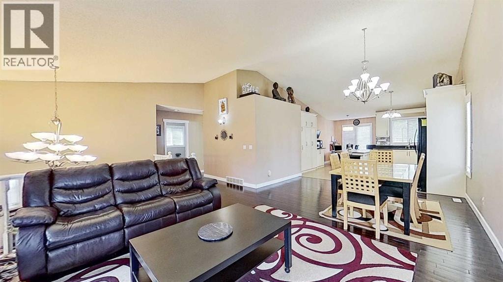 109 Edgebrook Gardens NW — photo 6