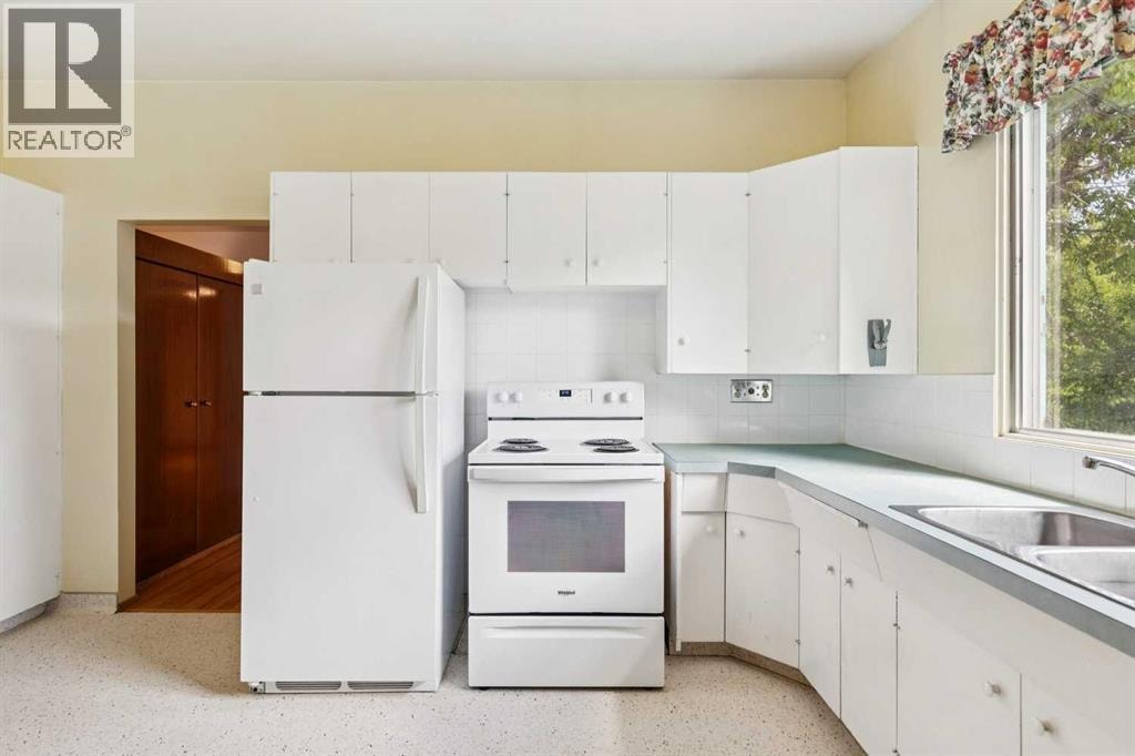 4312 40 Street NW — photo 16