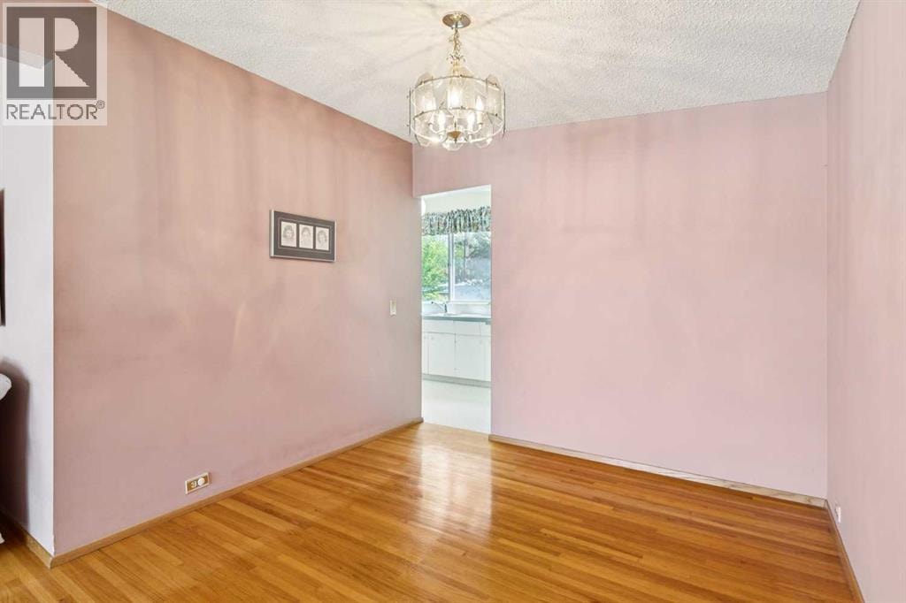 4312 40 Street NW — photo 10