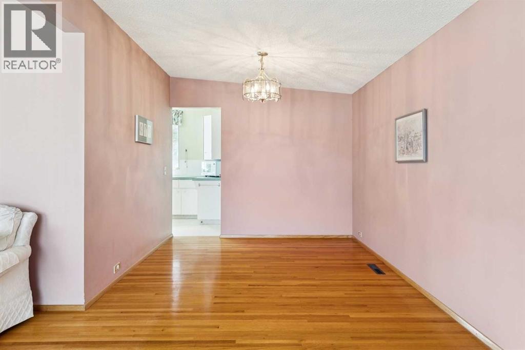 4312 40 Street NW — photo 9