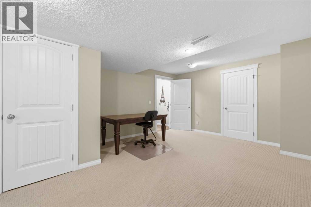 172 Sherwood Mews NW — photo 34