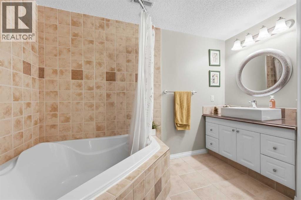 172 Sherwood Mews NW — photo 40