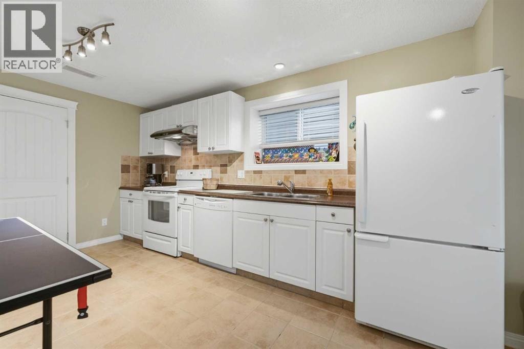 172 Sherwood Mews NW — photo 35