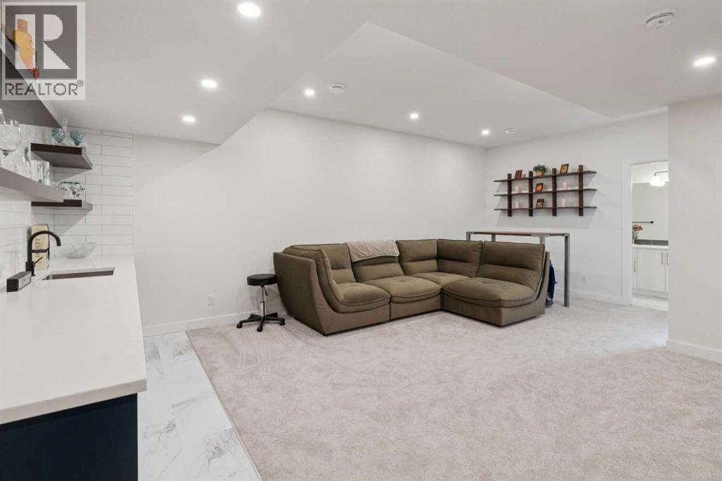 195 Greenwich Drive NW — photo 32