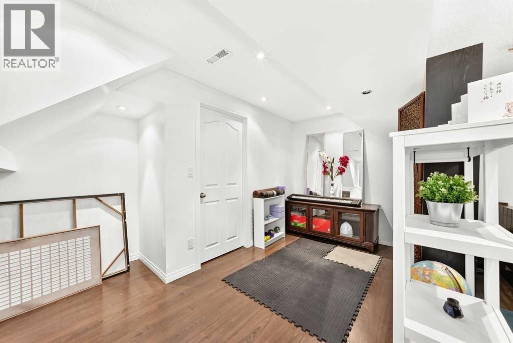 63 Strathcona Crescent SW — photo 33
