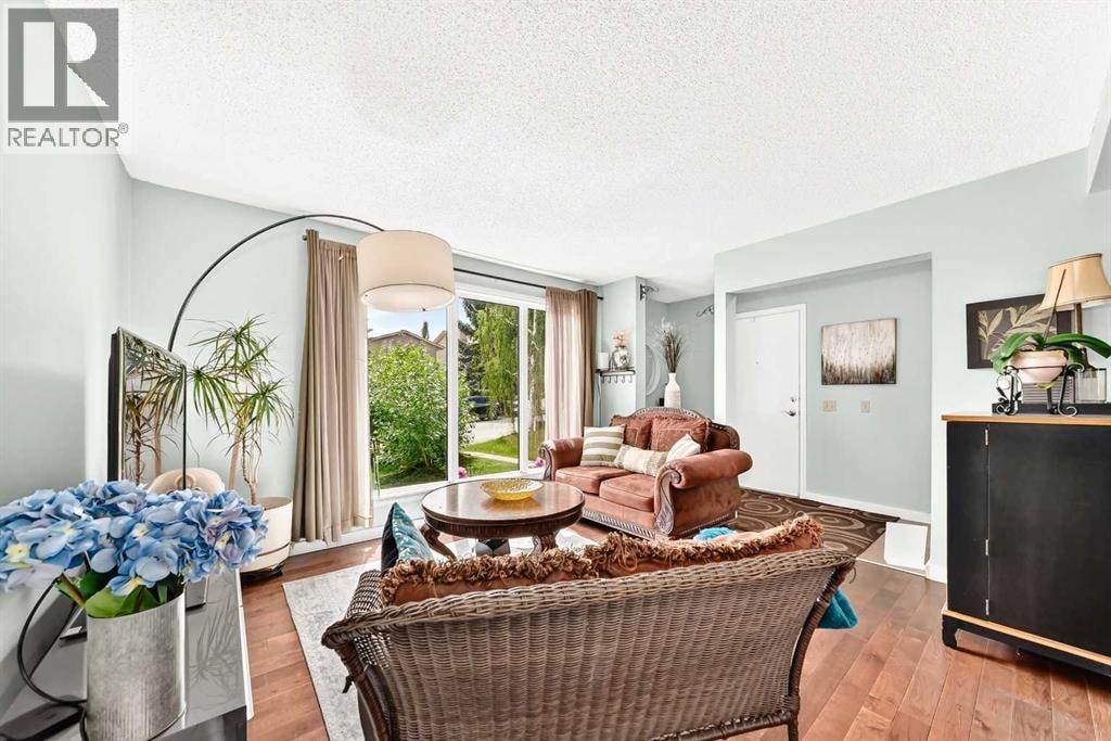 63 Strathcona Crescent SW — photo 6