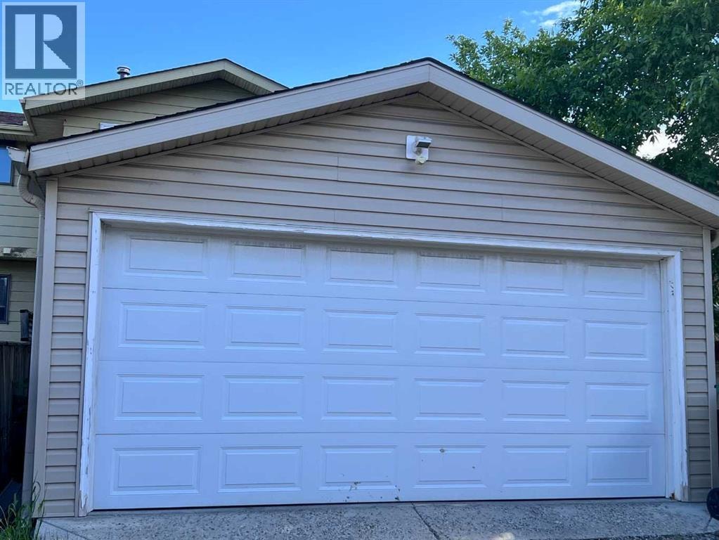 63 Strathcona Crescent SW — photo 3