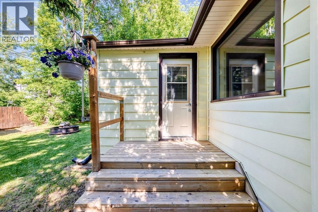 6012 33 Avenue NW — photo 26