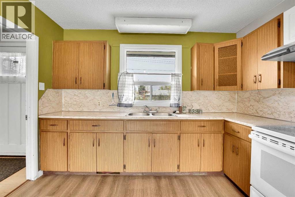 8316 43 Avenue NW — photo 11