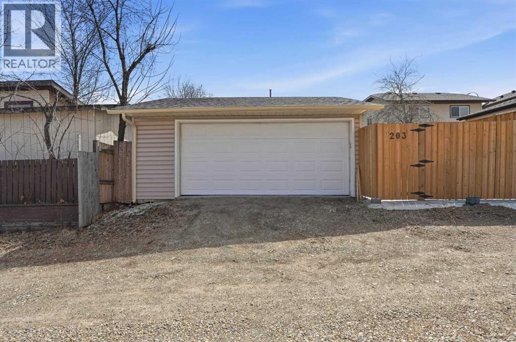 203 Shawglen Road SW — photo 41