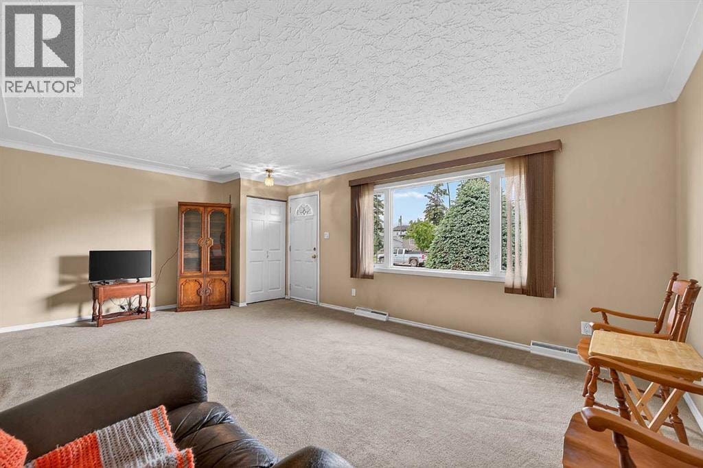 7435 25 Street SE — photo 10