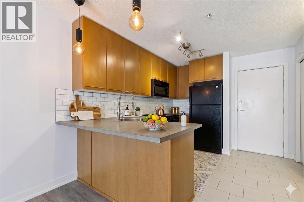 205, 35 Richard Court SW — photo 3