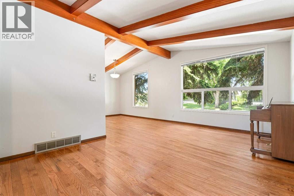77 Winslow Crescent SW — photo 4