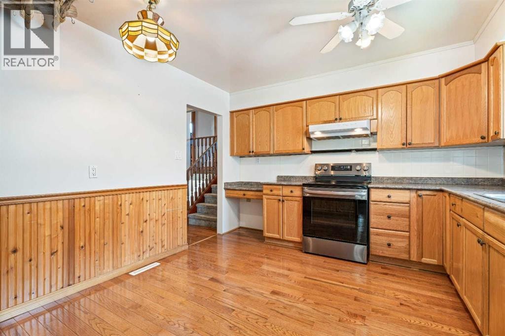 77 Winslow Crescent SW — photo 9
