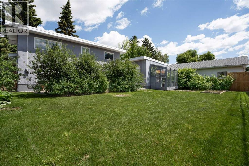77 Winslow Crescent SW — photo 37