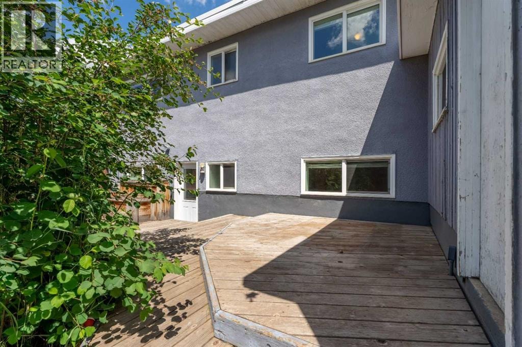 77 Winslow Crescent SW — photo 32