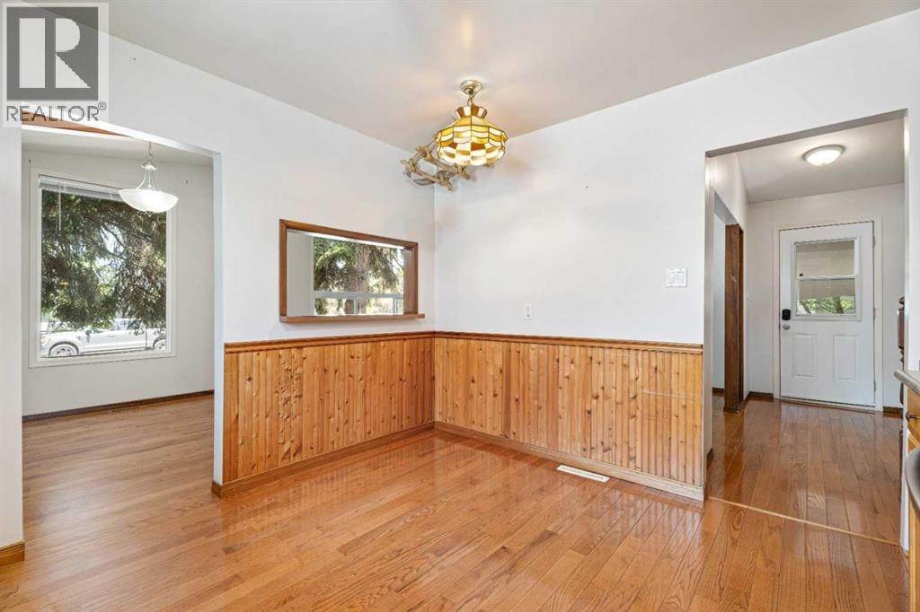 77 Winslow Crescent SW — photo 11