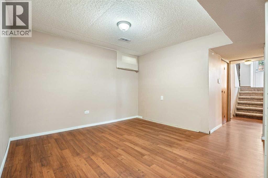 77 Winslow Crescent SW — photo 28