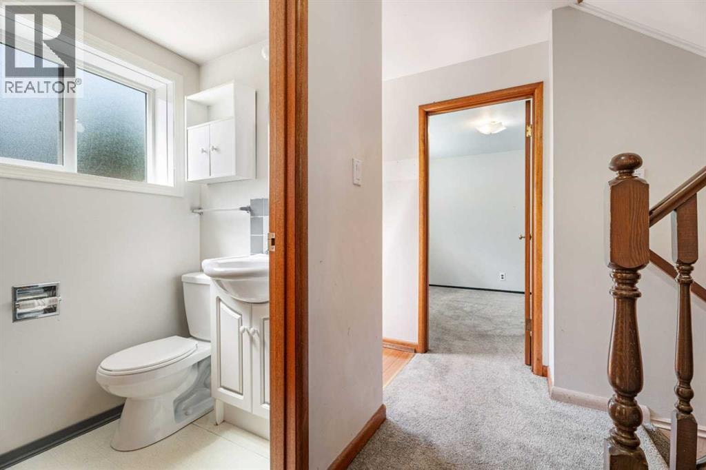 77 Winslow Crescent SW — photo 18