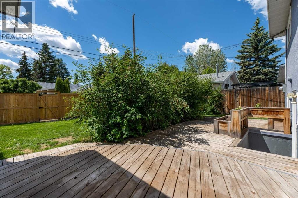 77 Winslow Crescent SW — photo 31