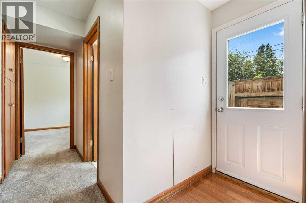 77 Winslow Crescent SW — photo 25