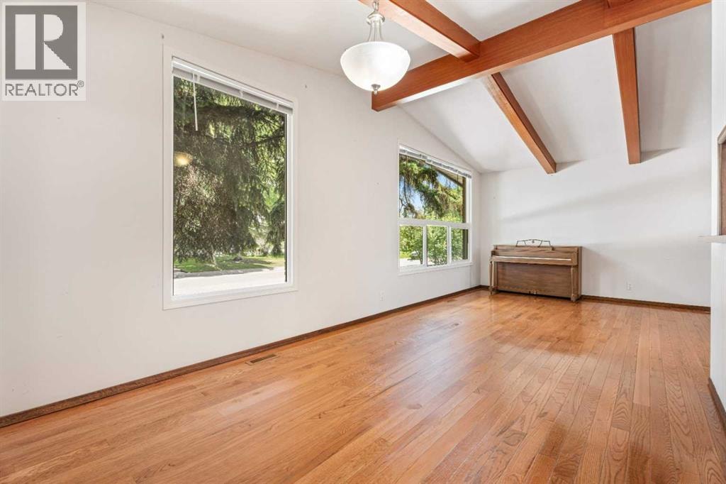 77 Winslow Crescent SW — photo 6