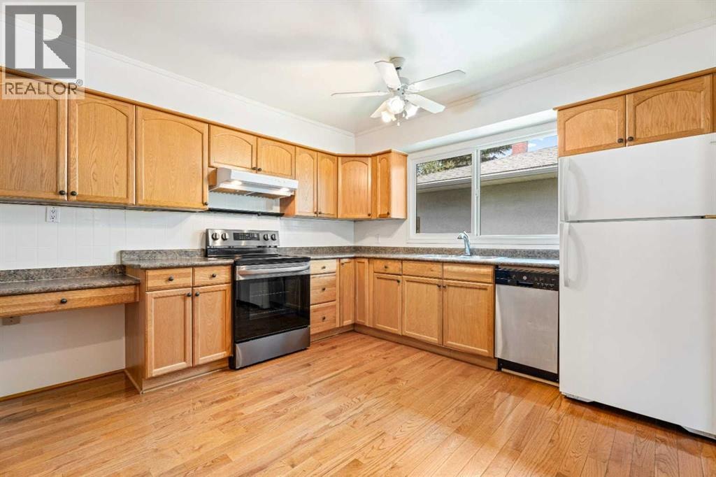 77 Winslow Crescent SW — photo 8