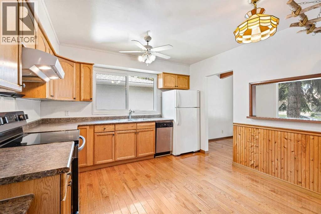 77 Winslow Crescent SW — photo 10