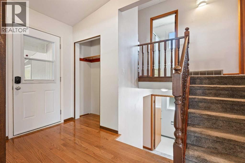 77 Winslow Crescent SW — photo 3