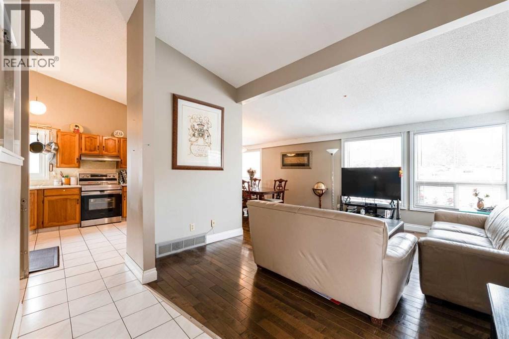 115 Maunsell Close NE — photo 4