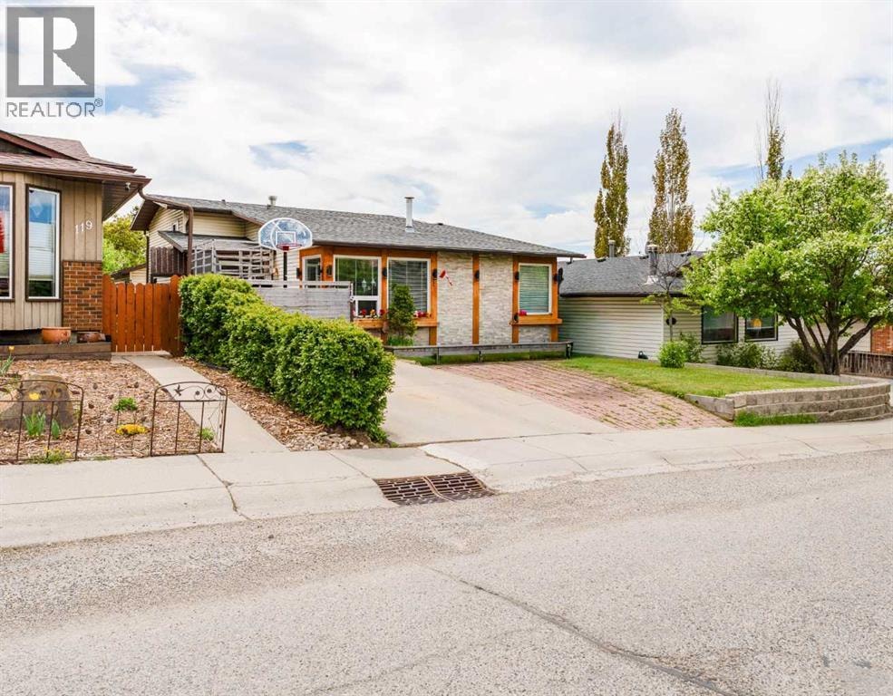115 Maunsell Close NE — photo 2
