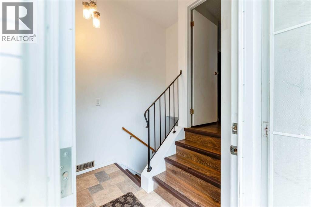 2906 Doverville Crescent SE — photo 2