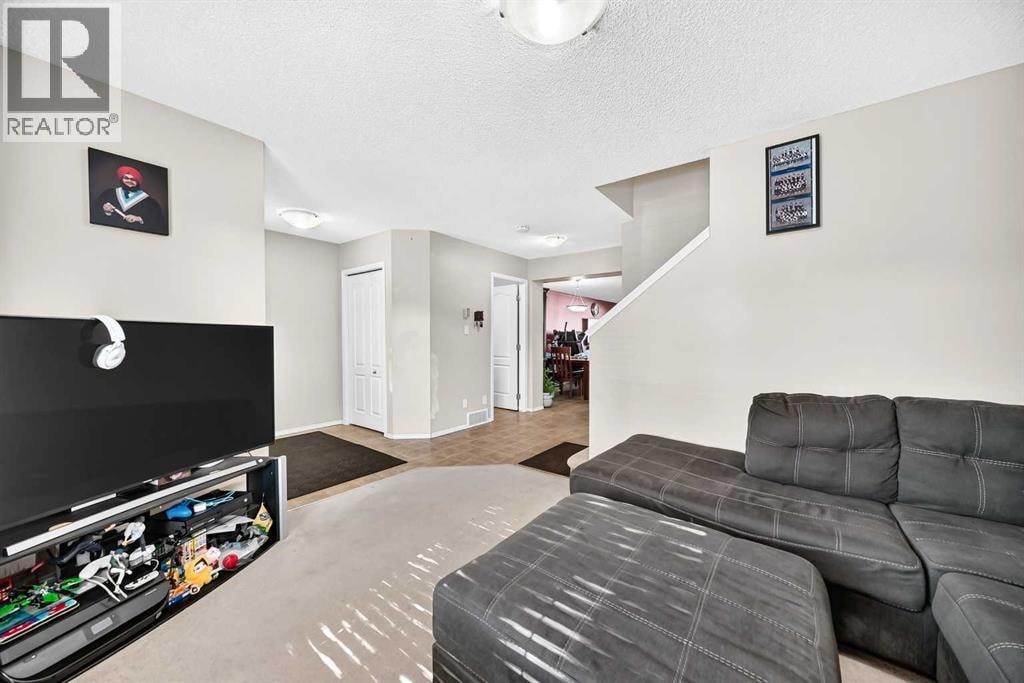 18 Taralake Gardens NE — photo 4