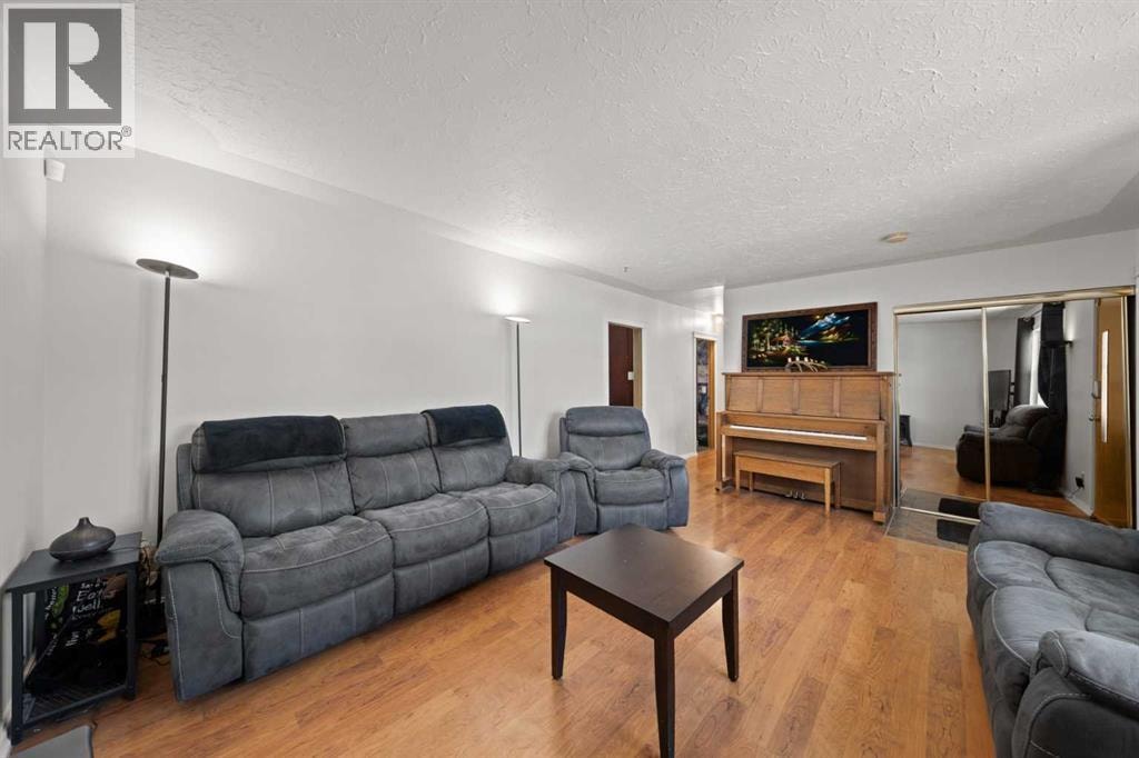 2219 41 Street SE — photo 3