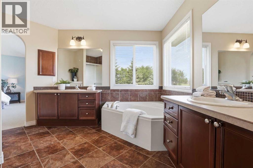 18 Drake Landing Crescent — photo 32