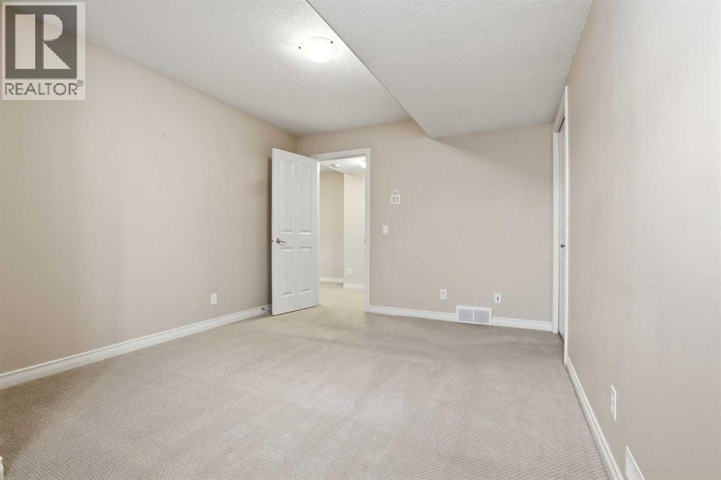 18 Drake Landing Crescent — photo 40