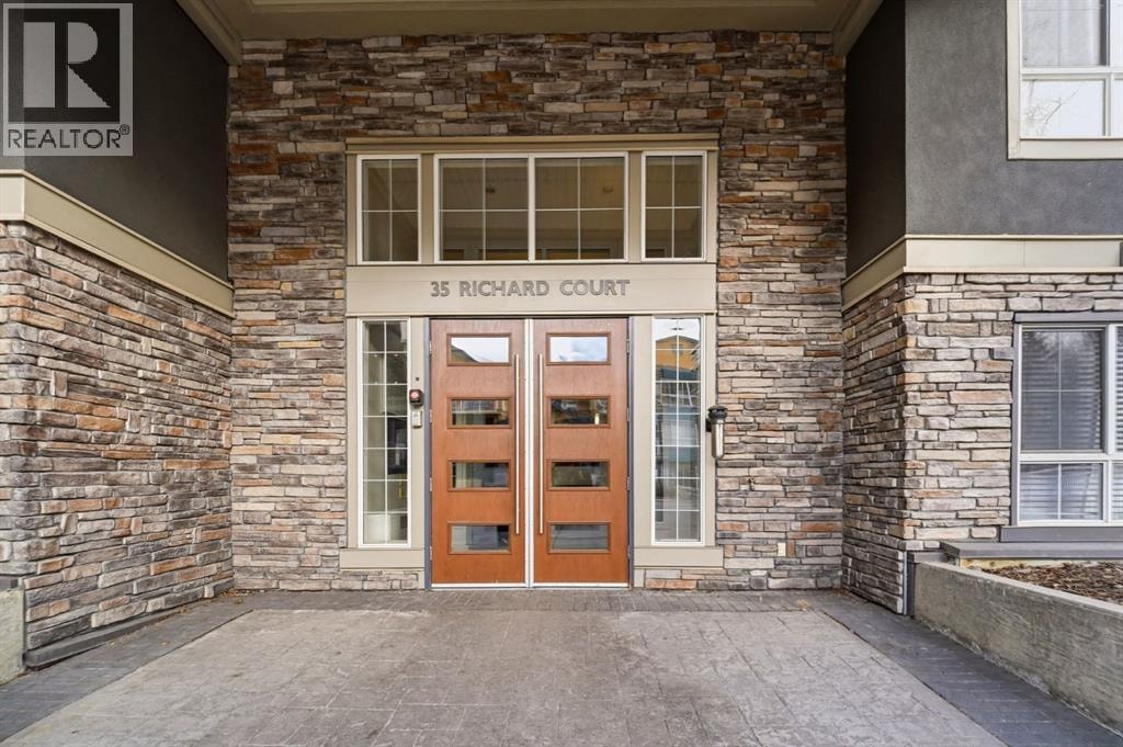 426, 35 Richard Court SW — photo 3