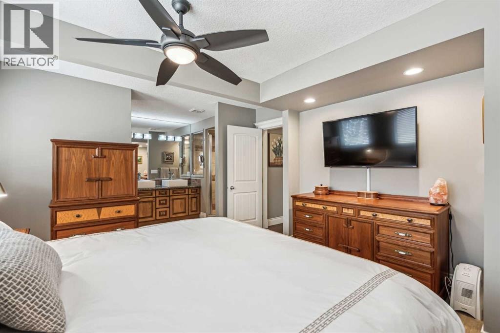 315 45 Avenue SW — photo 17