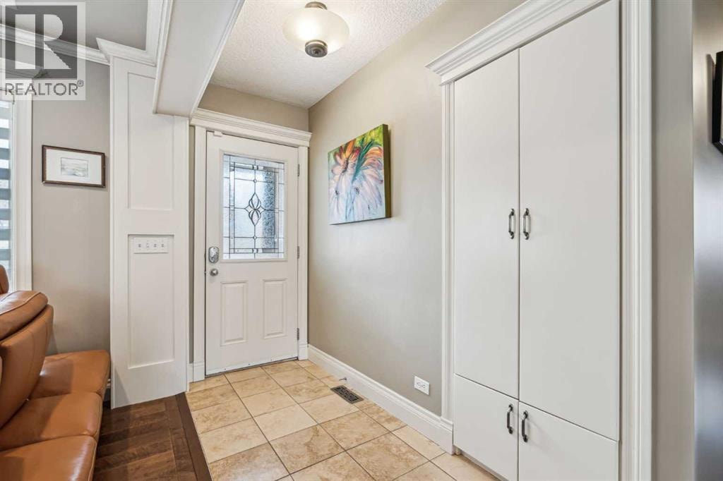 315 45 Avenue SW — photo 2