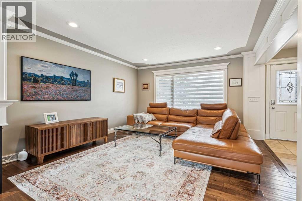 315 45 Avenue SW — photo 3