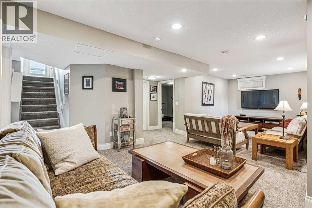 315 45 Avenue SW — photo 24